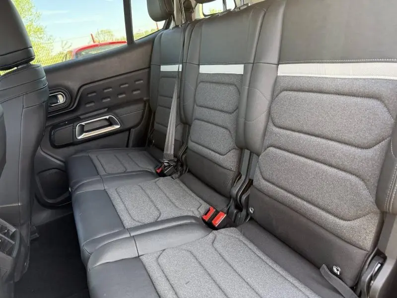 Vue latérale droite sur la deuxième rangée de sièges individuels noirs et gris du Citroën C5 Aircross 2025.