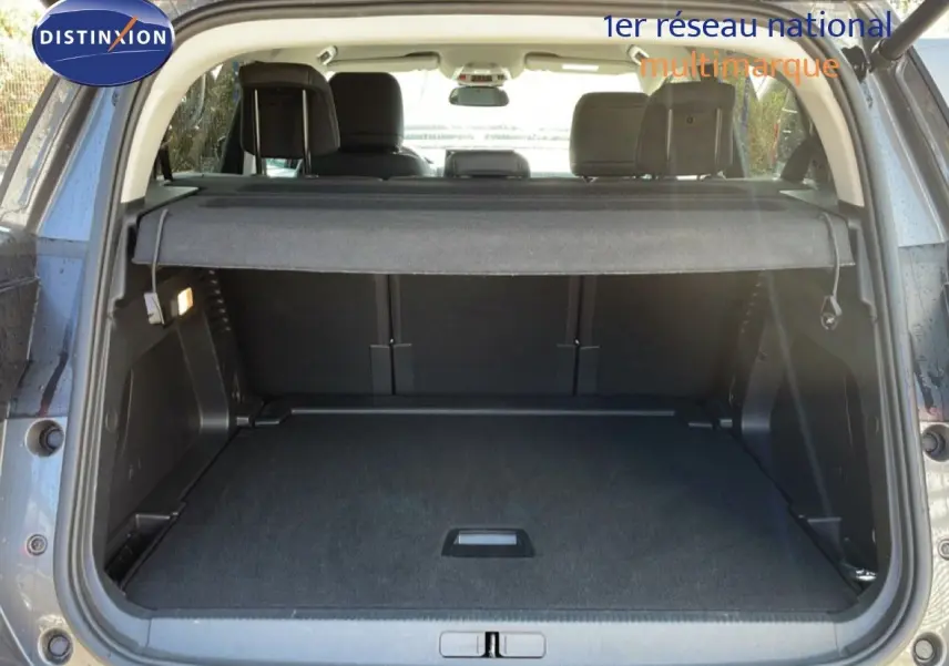 Coffre ouvert d’un Citroën C5 Aircross gris platinium métal, vue arrière montrant l’espace de chargement et la plage arrière.