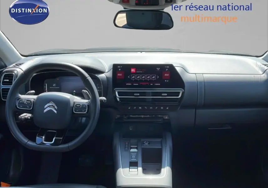 Vue intérieure du tableau de bord du Citroën C5 Aircross gris platinium, avec écran tactile central et volant multifonction.
