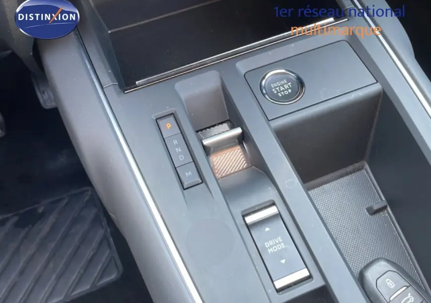 Vue rapprochée de la console centrale grise du Citroën C5 Aircross 2025 avec boutons de boîte auto et démarrage.