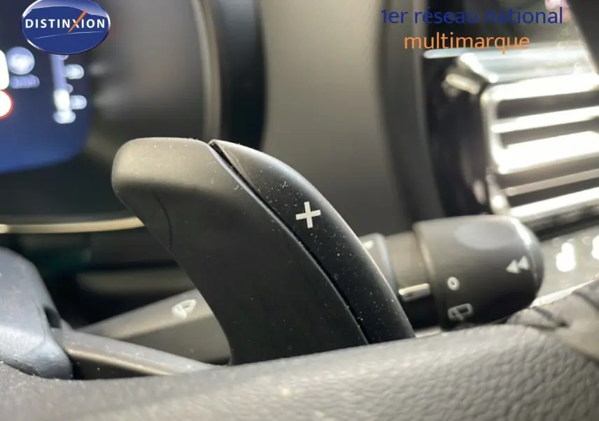 Gros plan sur la palette de changement de vitesse droite dans l’habitacle du Citroën C5 Aircross gris platinium 2025.