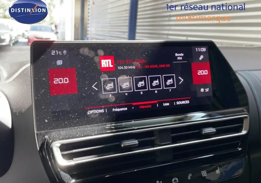 Écran tactile central du Citroën C5 Aircross 2025, affichant la radio RTL avec commandes climatisation à 20°C.