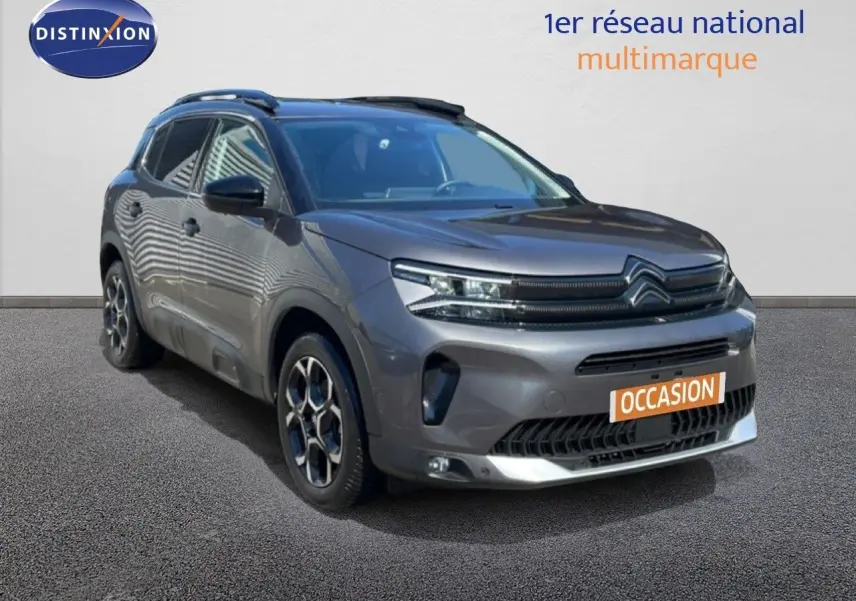 Citroën C5 Aircross gris platinium métal en 3/4 avant droit, avec jantes bi-ton et calandre distinctive.