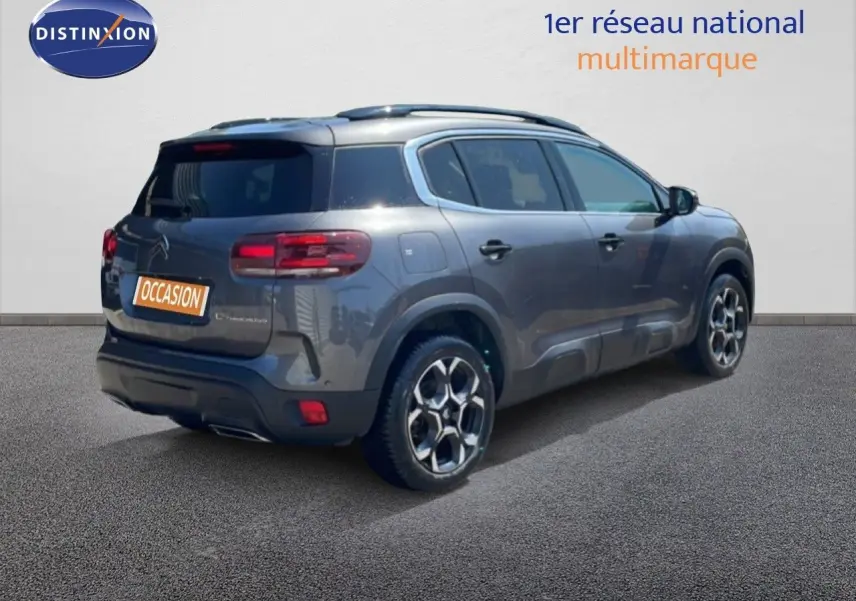 Citroën C5 Aircross gris platinium métal en 3/4 arrière droit, avec jantes distinctives et toit panoramique.