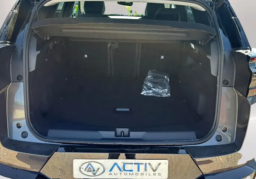 Coffre ouvert en vue arrière d’un Citroën C5 Aircross gris platinium avec hayon noir bi-ton.