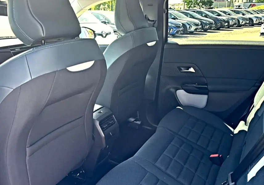 Vue intérieure arrière côté droit du Citroën C5 Aircross gris platinium, montrant les sièges et la porte arrière.