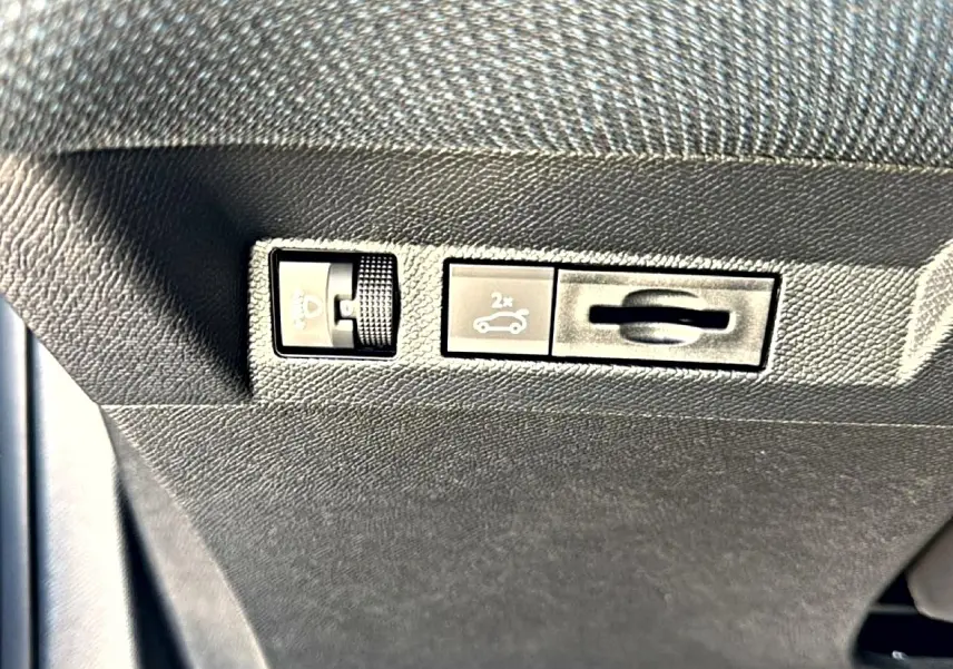 Gros plan sur les commandes sous le tableau de bord du Citroën C5 Aircross 2026, finition intérieure noire.