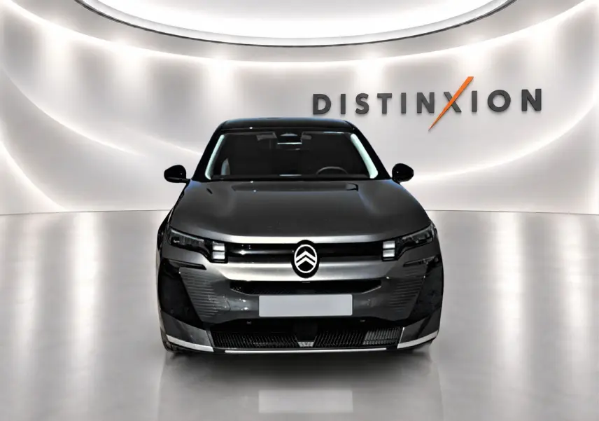Vue frontale du Citroën C5 Aircross gris platinium avec toit noir, dans un studio lumineux au logo Distinxion.