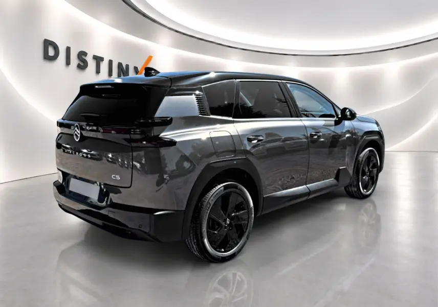 Vue 3/4 arrière droite du Citroën C5 Aircross gris platinium avec toit noir et jantes alliage noires.