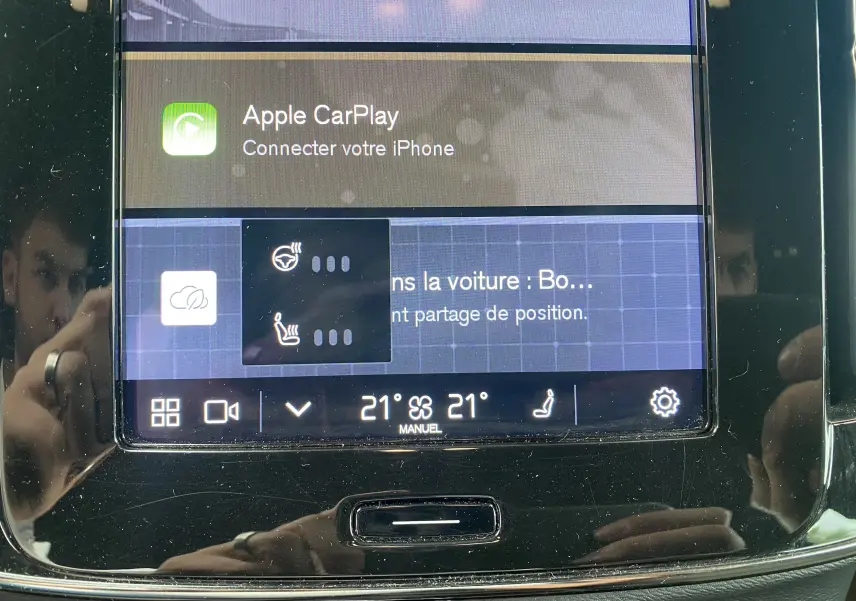 Écran tactile central du Volvo XC40 B3 163ch Plus DCT 7 affichant les commandes de chauffage du volant et des sièges.