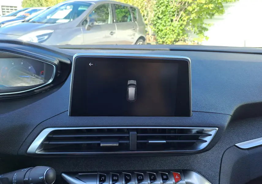 Vue intérieure du tableau de bord du Peugeot 3008 2019, écran central affichant la vue de dessus du véhicule.