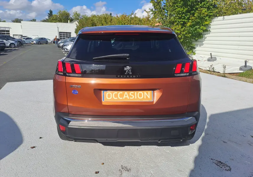 Vue arrière d'un Peugeot 3008 2019 métallisé copper avec feux arrière à trois griffes rouges distinctives.