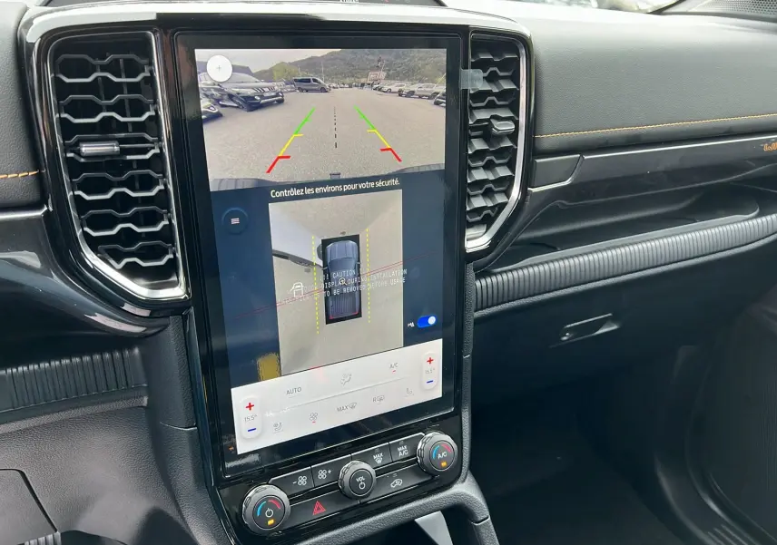 Vue rapprochée de l'écran central tactile du Ford Ranger Wildtrak Plus blanc glacier 2025 avec caméra de recul affichée.