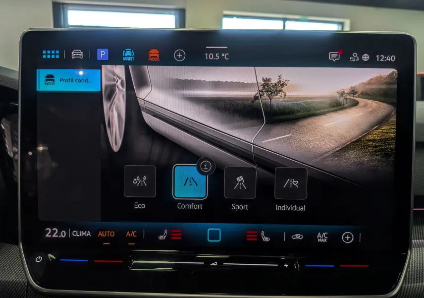 Écran tactile du tableau de bord de la Volkswagen Golf 1.5 eTSI R-Line 2025 affichant les modes de conduite et la température intérieure.