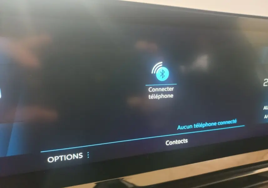 Écran tactile central du Peugeot 3008 GT 2022 gris clair affichant la connexion Bluetooth téléphone.