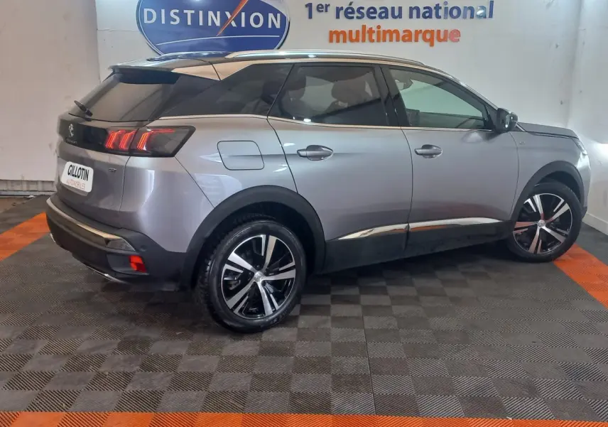 Peugeot 3008 gris clair vue 3/4 arrière droit, avec jantes alliage noires et toit noir brillant.