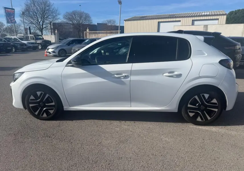 Peugeot 208 Hybrid blanc vue de profil côté gauche, avec jantes noires et détails modernes visibles.