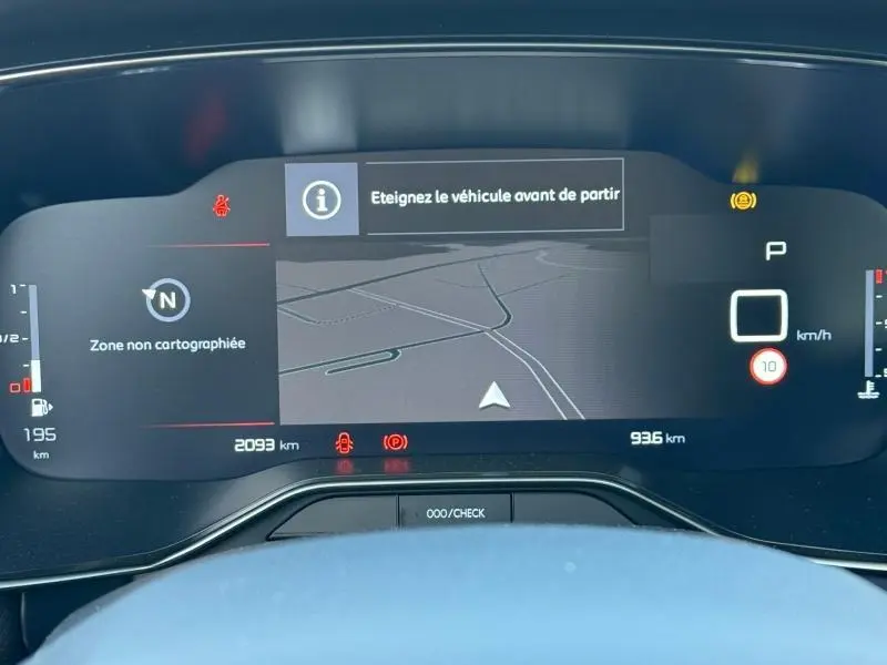 Tableau de bord numérique du Citroën C5 Aircross 2025, affichage central de navigation et alertes de sécurité visibles.