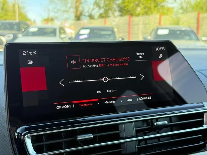 Écran tactile central du tableau de bord du Citroën C5 Aircross 2025, affichant la radio FM sur fond noir.