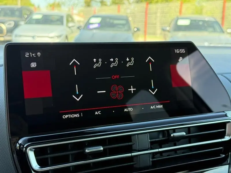Écran tactile central du tableau de bord du Citroën C5 Aircross blanc, affichant les réglages de climatisation.