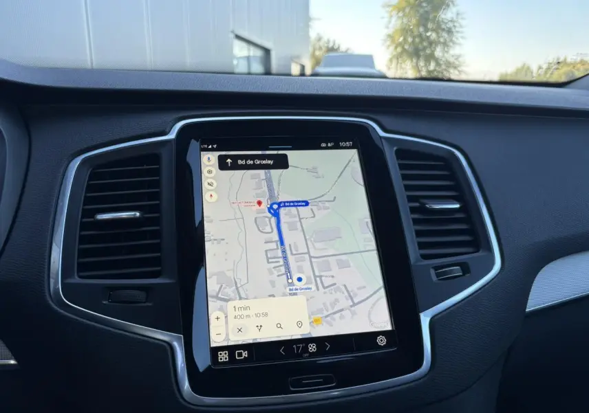 Vue intérieure centrée sur l'écran tactile 9 pouces du tableau de bord du Volvo XC90 gris Platinium 2024