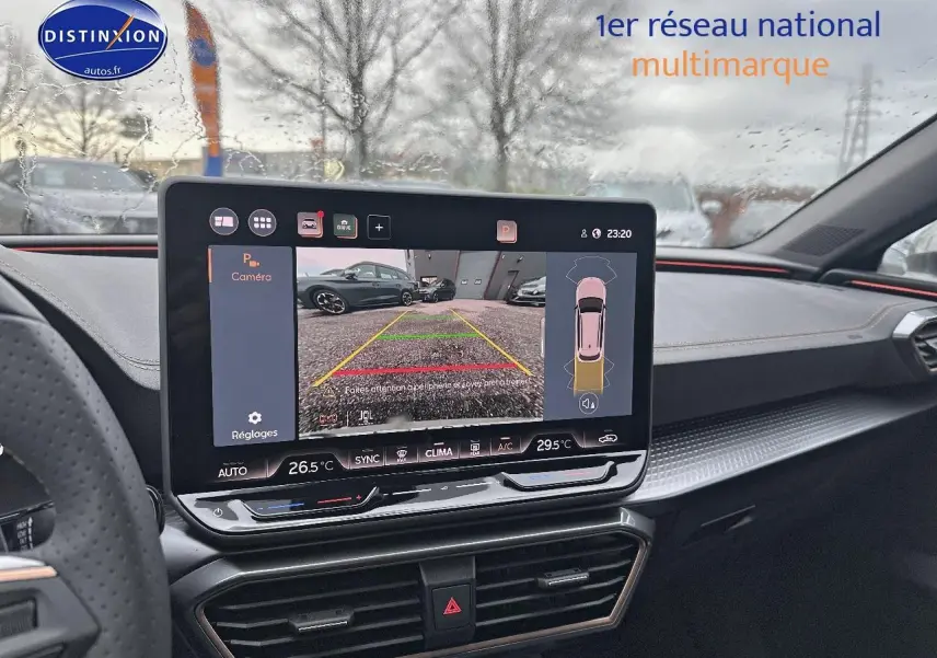 Vue intérieure du tableau de bord de la CUPRA Leon ST 2025 avec écran tactile affichant la caméra de recul.