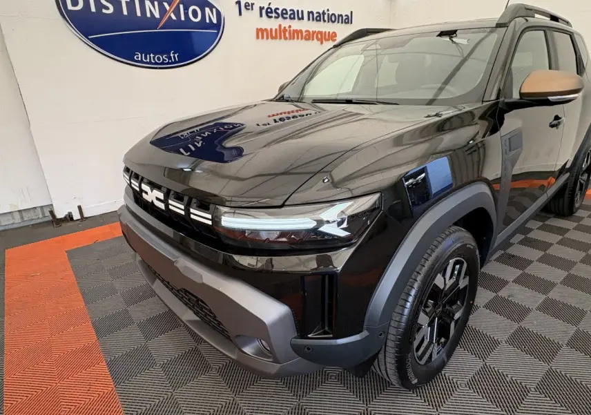 Dacia Duster 2025 noir en 3/4 avant droit, avec calandre distinctive et jantes noires modernes.