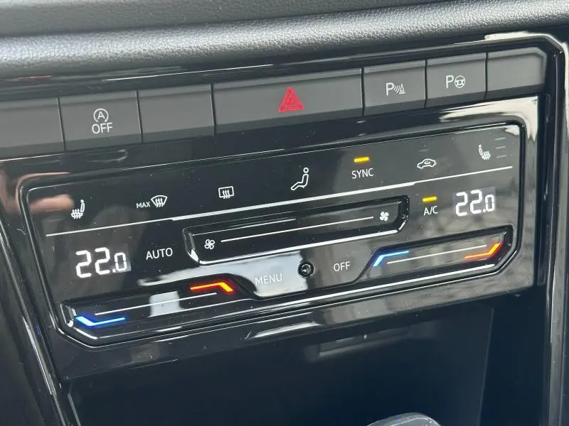 Panneau de climatisation digital du Volkswagen T-Roc gris 2025, affichant 22°C et commandes tactiles R-Line Edition.