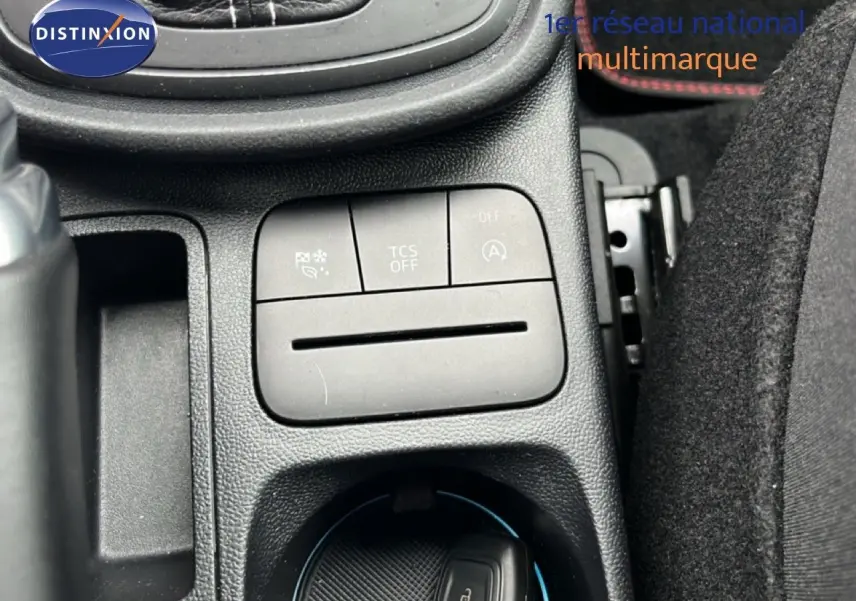 Gros plan sur la console centrale du Ford Puma gris magnétique 2024, mettant en valeur les commandes et le porte-gobelet.