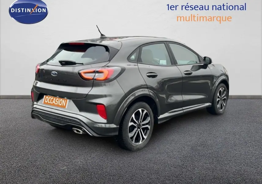 Ford Puma 2024 gris magnétique en vue 3/4 arrière droit, avec feux arrière LED et jantes alliage noires.