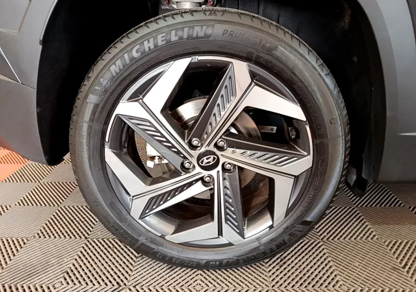 Gros plan sur la roue avant droite gris foncé du Hyundai Tucson 2022 avec jante alliage et pneu Michelin.