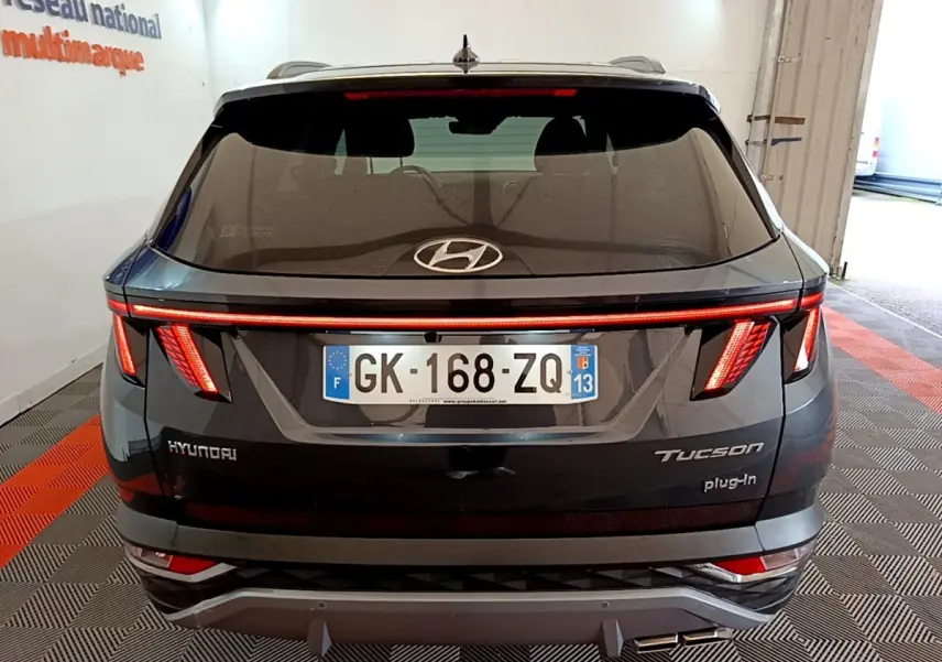 Vue arrière d’un Hyundai Tucson gris foncé avec feux LED en forme de griffes et plaque d’immatriculation française.