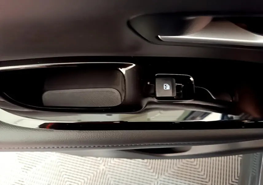 Détail de la commande de verrouillage de porte côté conducteur du Hyundai Tucson gris foncé 2022.