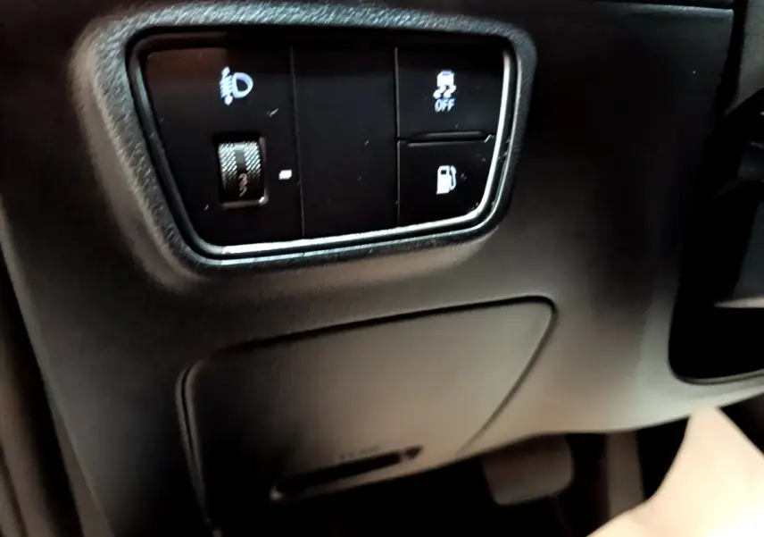 Gros plan sur les commandes d'éclairage et de traction du tableau de bord noir du Hyundai Tucson 2022 hybride rechargeable.