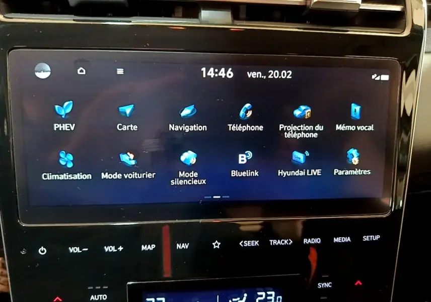 Écran tactile central du Hyundai Tucson gris foncé 2022, affichant les options de navigation et connectivité.