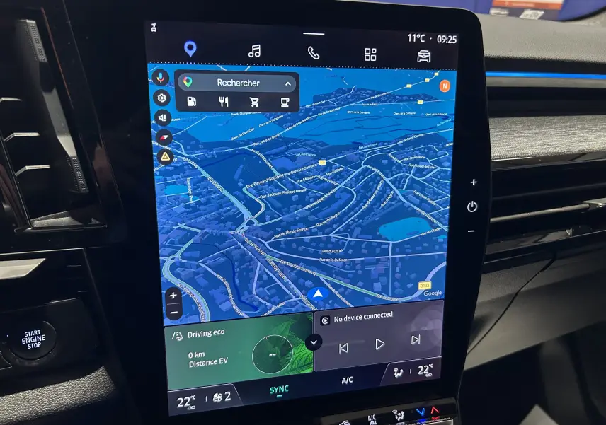Écran tactile central du tableau de bord du Renault Austral blanc nacré, affichant la navigation GPS en mode nuit.