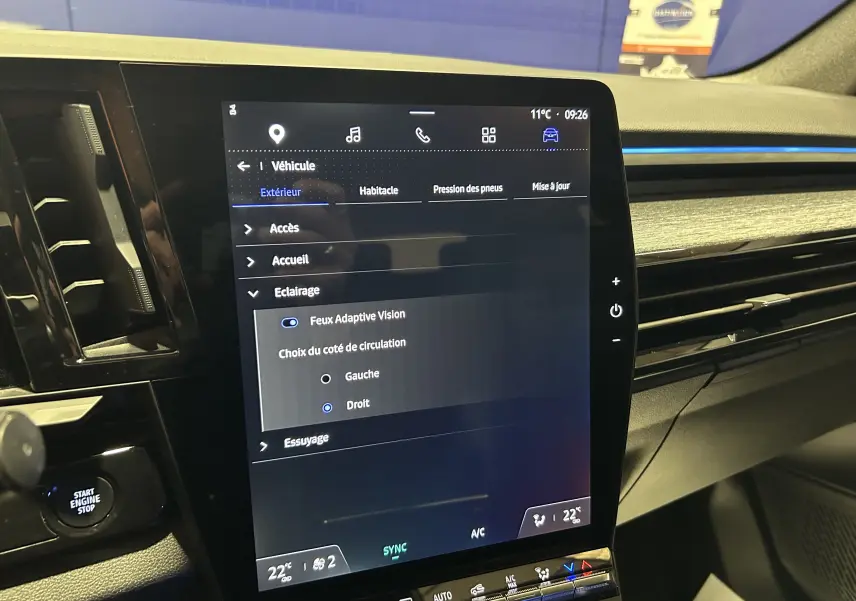 Vue intérieure centrée sur l’écran tactile du tableau de bord du Renault Austral blanc nacré, avec détails de l’interface affichée.