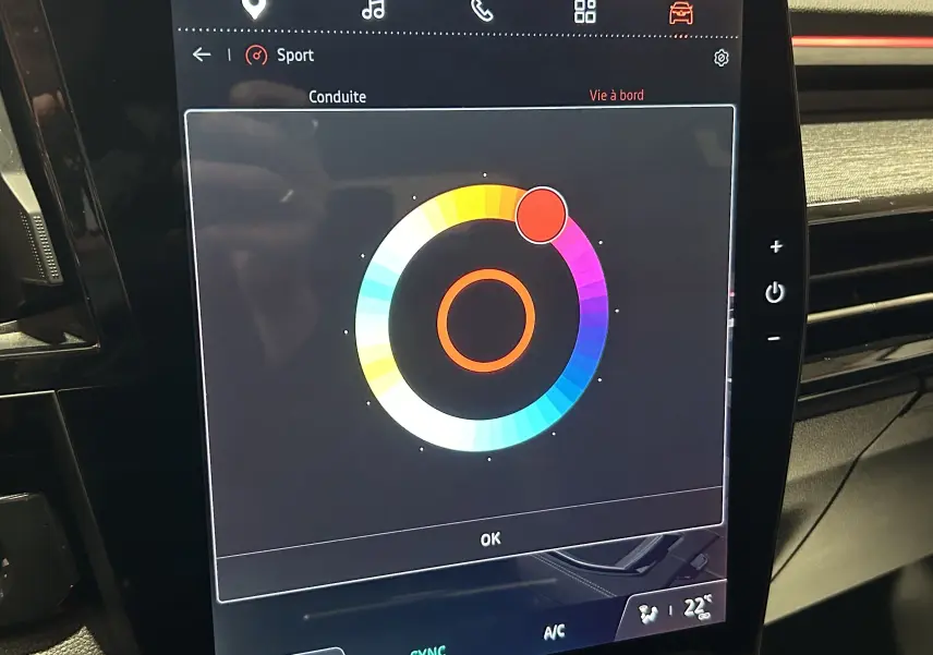 Écran tactile intérieur du Renault Austral blanc nacré, affichant un réglage de mode de conduite en cercle coloré.
