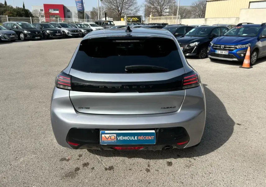 Vue arrière d'une Peugeot 208 Hybrid 110 gris 2024, avec feux LED distinctifs et vitrage arrière teinté.