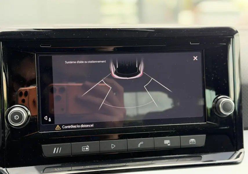Écran tactile du système d’aide au stationnement dans l’habitacle du SEAT Arona blanc, vue rapprochée.