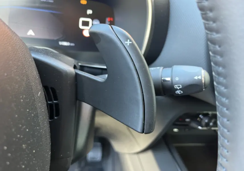Gros plan sur la palette de changement de vitesse droite noire du volant cuir du Citroën C5 Aircross 2025.