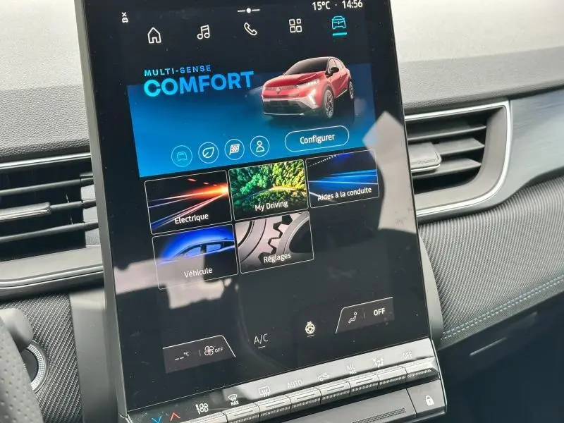 Écran tactile central du Renault Captur 2025 affichant le mode Multi-Sense Comfort avec une image rouge Flamme/Noir Etoilé en vue 3/4 avant.