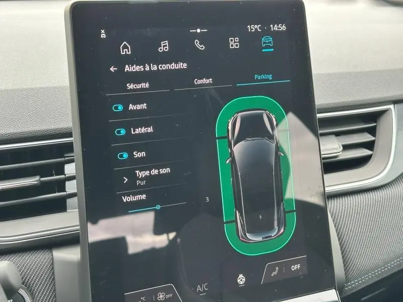 Écran tactile du tableau de bord du Renault Captur 2025 montrant les aides à la conduite et le mode parking en vue intérieure.
