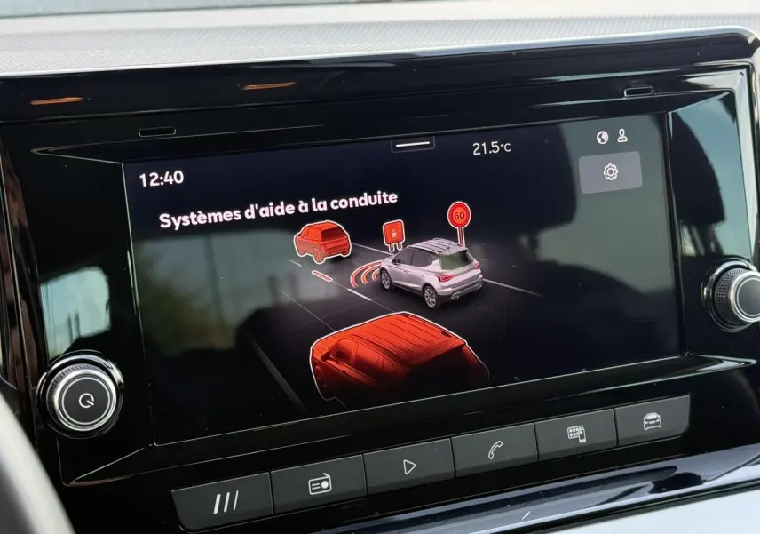 Écran tactile intérieur montrant les systèmes d'aide à la conduite du SEAT Arona avec interface graphique colorée.
