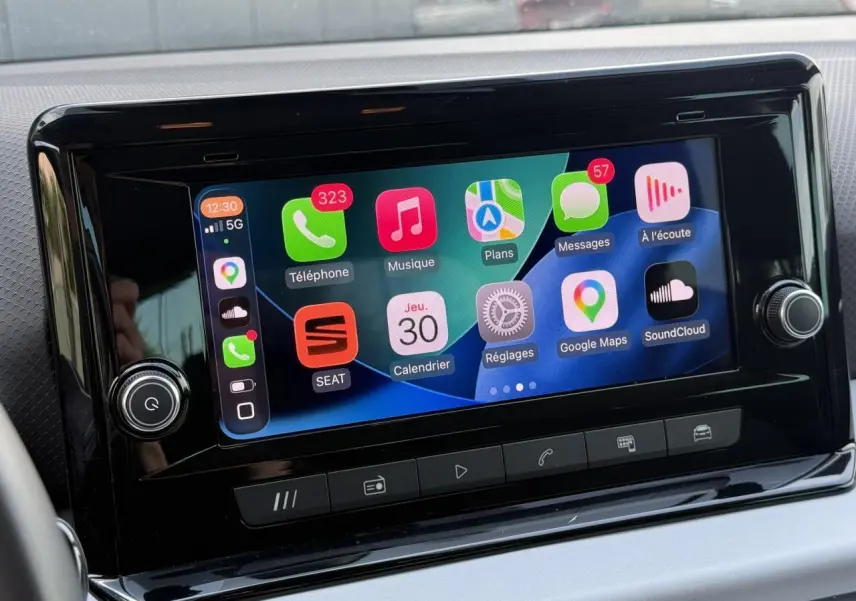 Écran tactile central du système MediaSystem+ du SEAT Arona 2025 affichant Apple CarPlay en mode connecté.
