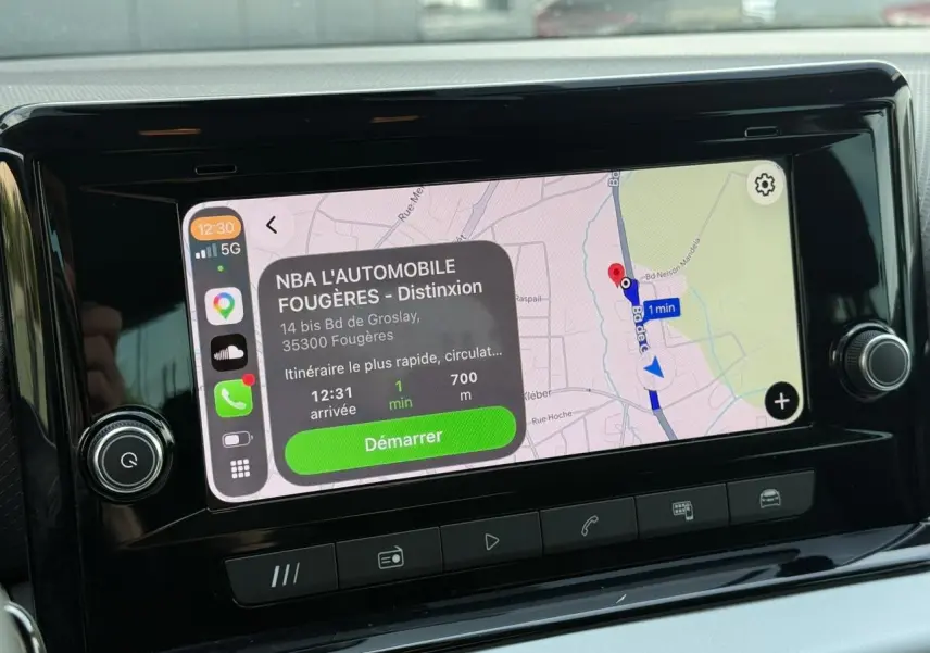 Écran tactile central du SEAT Arona TSI 115 Style 2025 montrant la navigation GPS avec interface connectée.