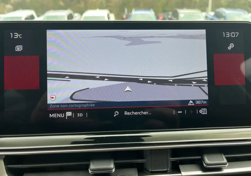 Écran tactile central du tableau de bord du Citroën C5 Aircross 2025 affichant la navigation GPS en mode 3D.