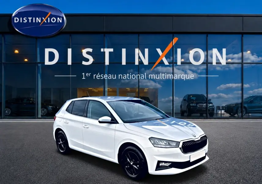 SKODA Fabia blanche vue 3/4 avant droit, jantes alliage noires, devant vitrine Distinxion.