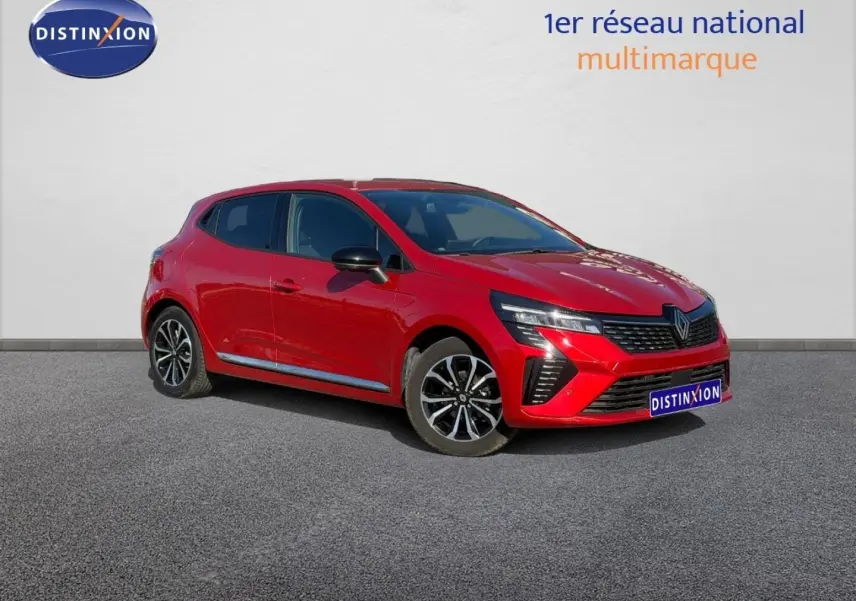 Renault Clio 2025 rouge vue 3/4 avant avec jantes alliage et calandre noire chromée.