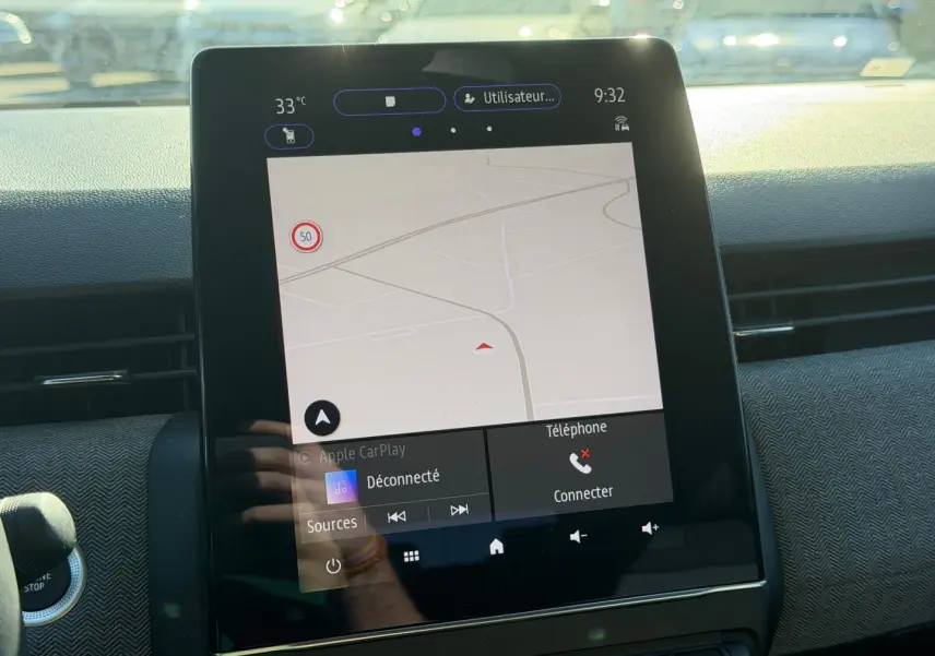 Écran tactile central de la Renault Clio 2025 affichant la navigation et les options multimédia, intérieur gris.